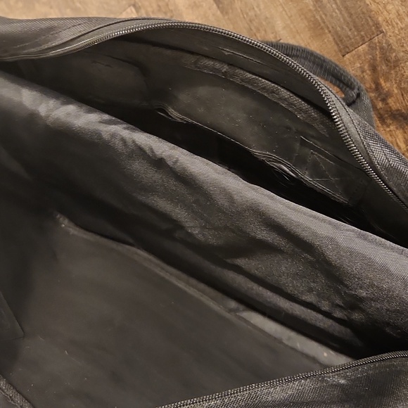 Michigan Football Embroidered Messenger Bag With Removable Laptop Sleeve - Picture 4 of 8